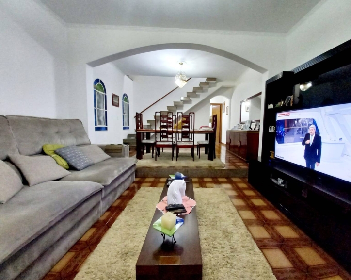 Espaçosa Casa de 300m² com 3 Dormitórios, Solarium e Churrasqueira