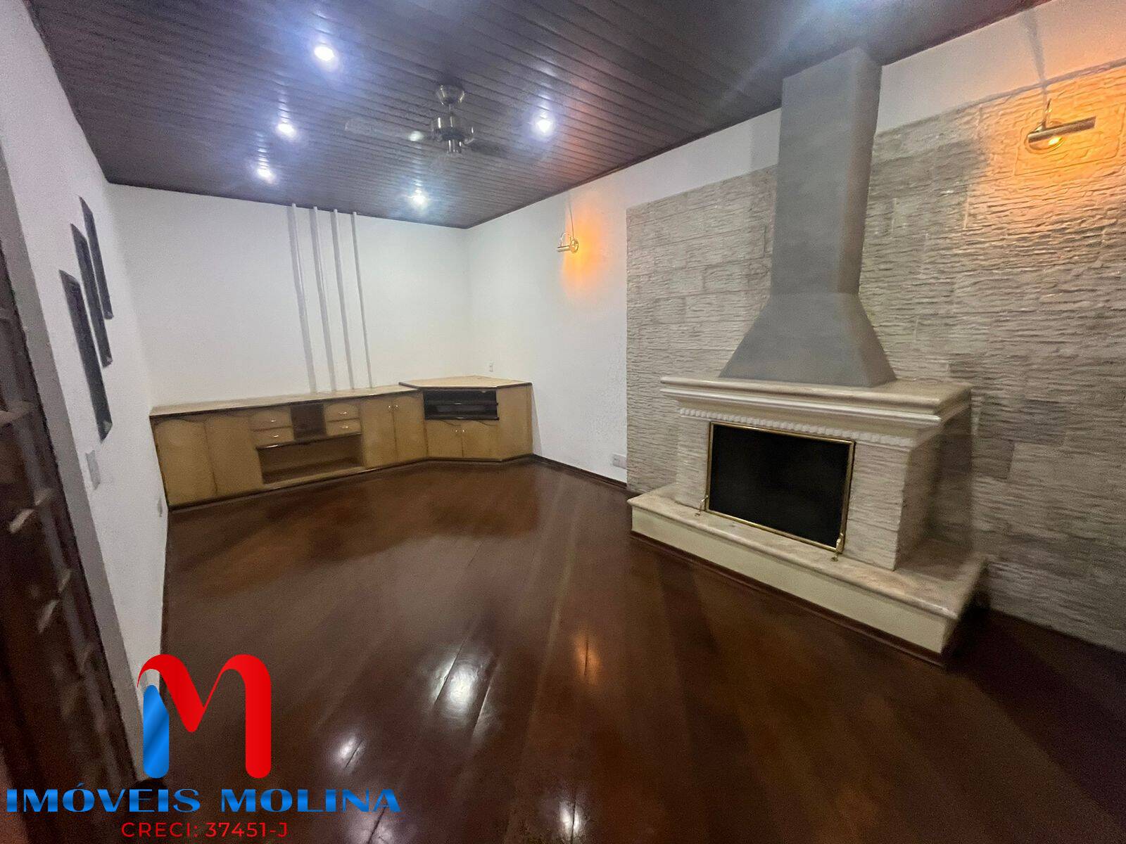 Casa à venda e aluguel com 3 quartos, 240m² - Foto 2