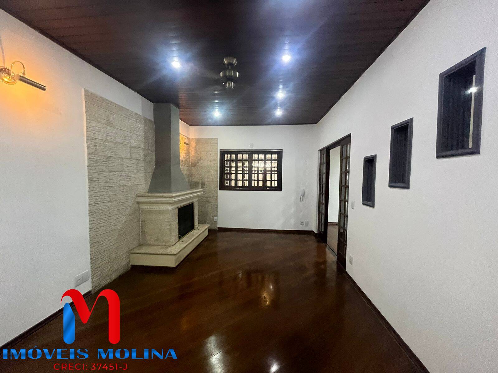 Casa à venda e aluguel com 3 quartos, 240m² - Foto 1