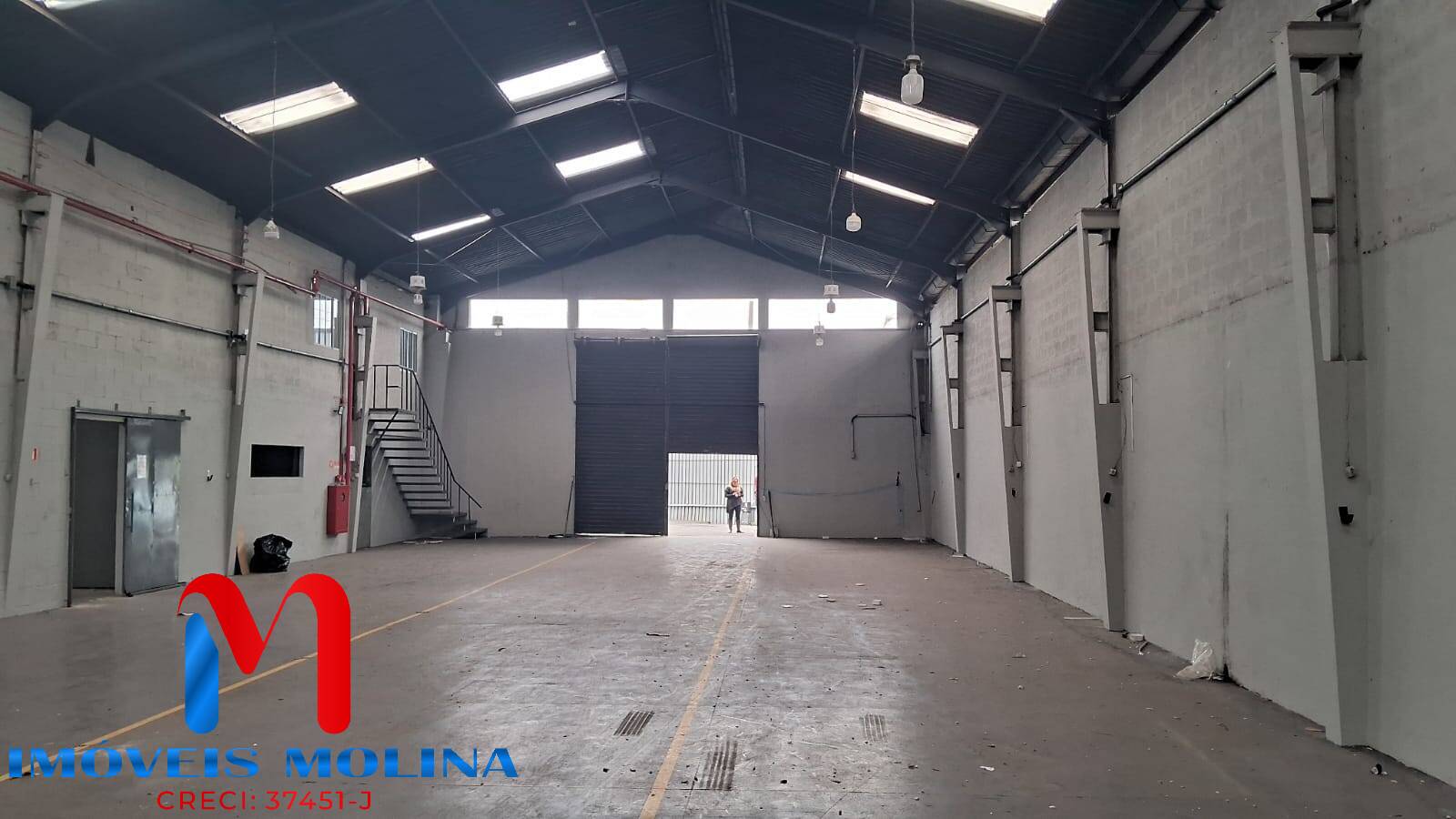 Galpão com 1500 m² - 2 entradas - Avenida Goiás
